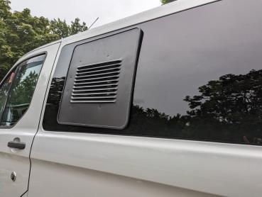 Lüftungsgitter Ford Custom für nachgerüstete Schiebefenster Fahrerseite links CARBEST - Lüftungsgitter Fahrerseite hinten - verbaut in weißem Fahrzeug